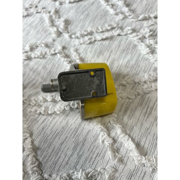 Vintage Apsco Midget Yellow Desktop Wall Mountable Pencil Sharpener Made in USA - Picture 3 of 4